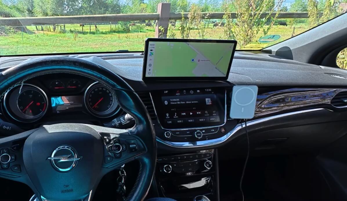 CarpodGo T4 Plus zeigt die Navigationskarte, während das Autoradio im Astra K die Musik anzeigt