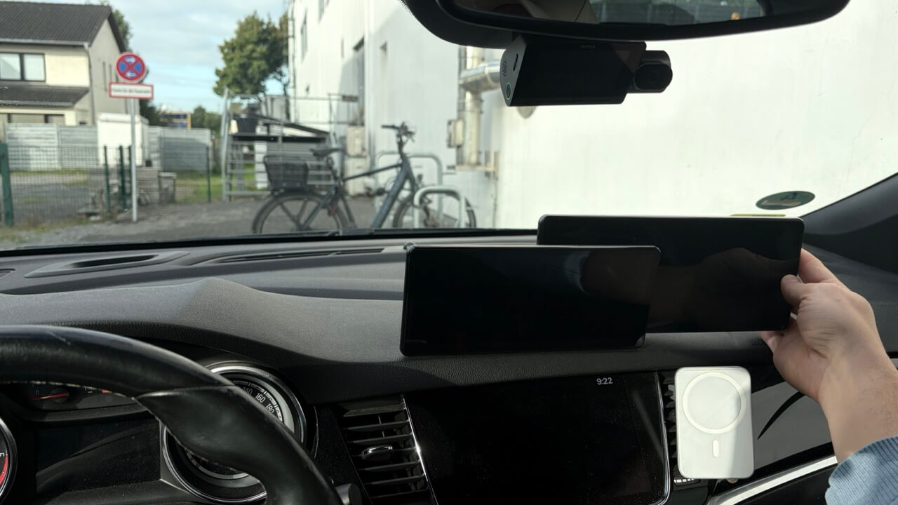 Größenvergleich im Opel Astra K: CarpodGo T4 in der Halterung, dahinter das größere T4 Plus
