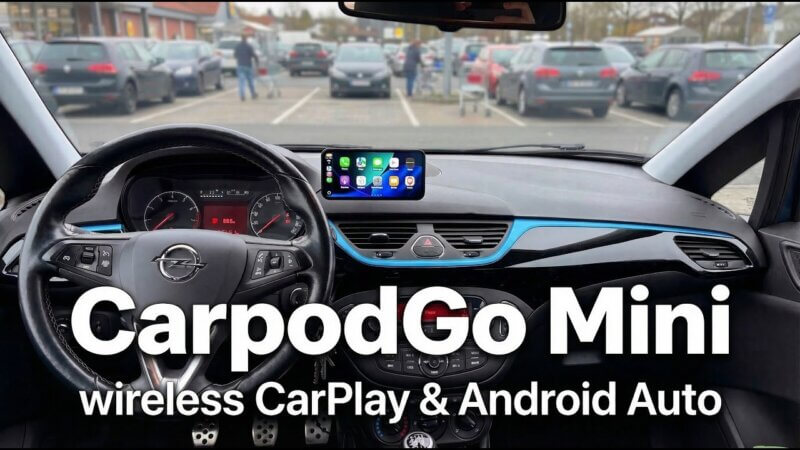CarpodGo Mini als kompaktes CarPlay-Display auf dem Armaturenbrett eines Kleinwagens