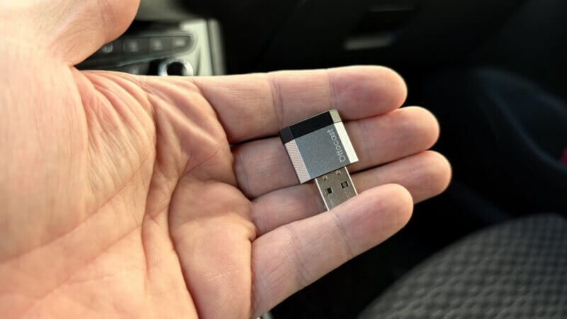 Der Ottocast Mini Nova ist kaum breiter als sein USB-A-Stecker