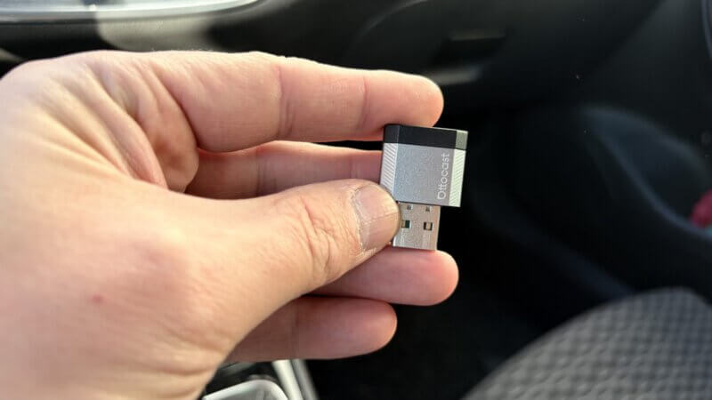 Ottocast Mini Nova Wireless-CarPlay-Adapter mit USB-A-Stecker in der Hand