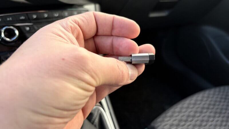 Seitenprofil des Ottocast Mini Nova: sehr flaches Gehäuse, blockiert keine benachbarten USB-Ports