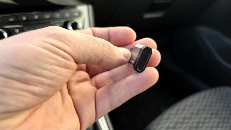 Stirnseite des Ottocast Mini Nova mit Metallgehäuse